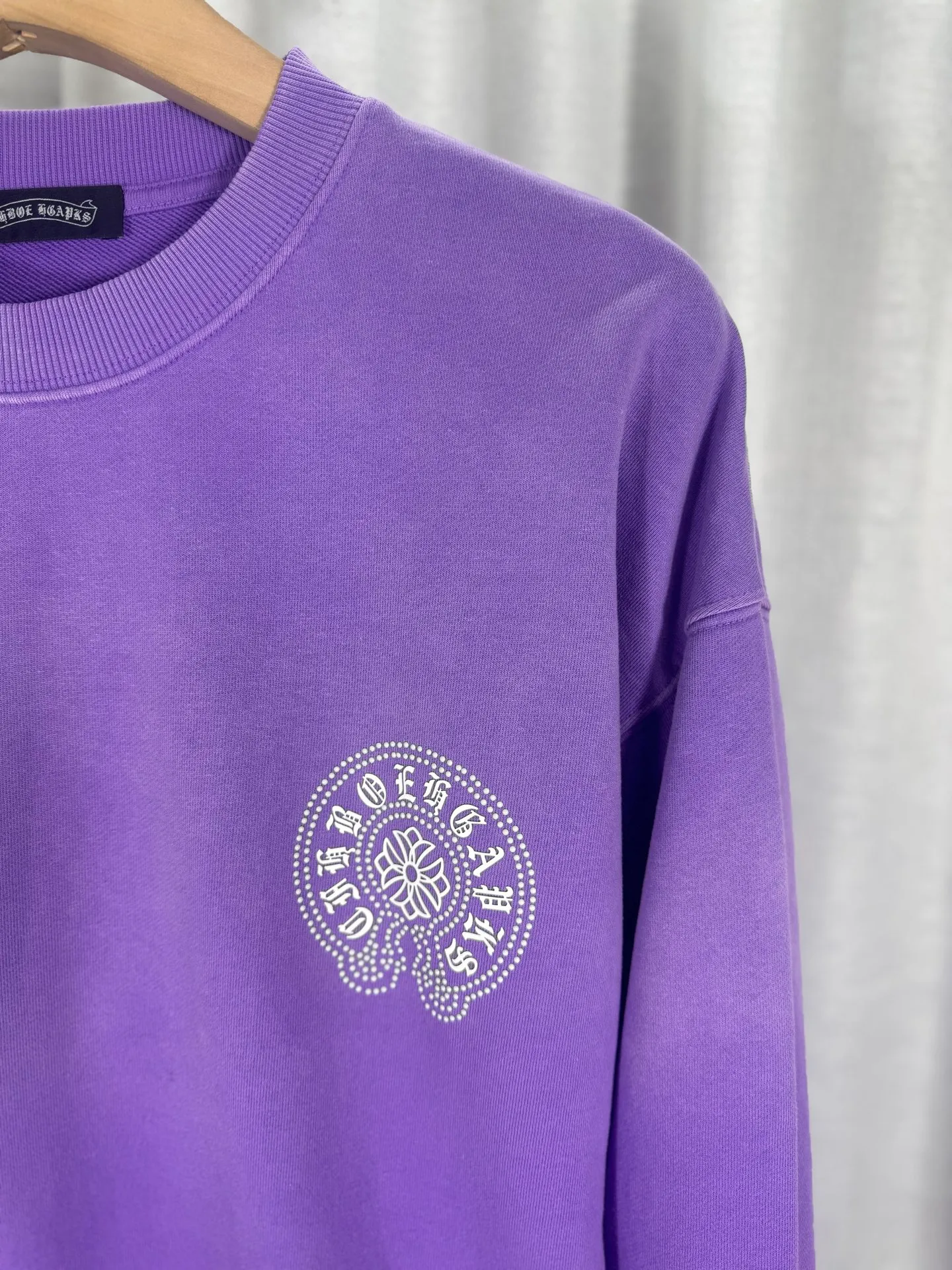 P280 top version, real shot without P, ​​different from market currency) 𝗖𝗵𝗿𝗼𝗺𝗲 𝗛𝗲𝗮𝗿𝘁𝘀/Croxin 2025 Autumn and Winter New Original Single Counter American 3D Rivets and Drill Couple Casual Sweater 👑The highest version! Customized fabric 430g tripe terry fabric! American-style pickled and distressed original fabric, laser-burned flowers, rivets and diamonds, exquisite embroidery of letters! The best-selling model in the counter, very comfortable to wear. Accessories: original molded and authenticated collar label➕100% silk wash label. Genuine purchase-grade original hangtag➕matching hanging rope➕3D hanging beads➕original packaging bag. Craftsmanship: The original version has consistent wiring! The highest version of the armhole matching technique! Color: Pink Black Green Purple Size: S M L XL Style Number: 25-363